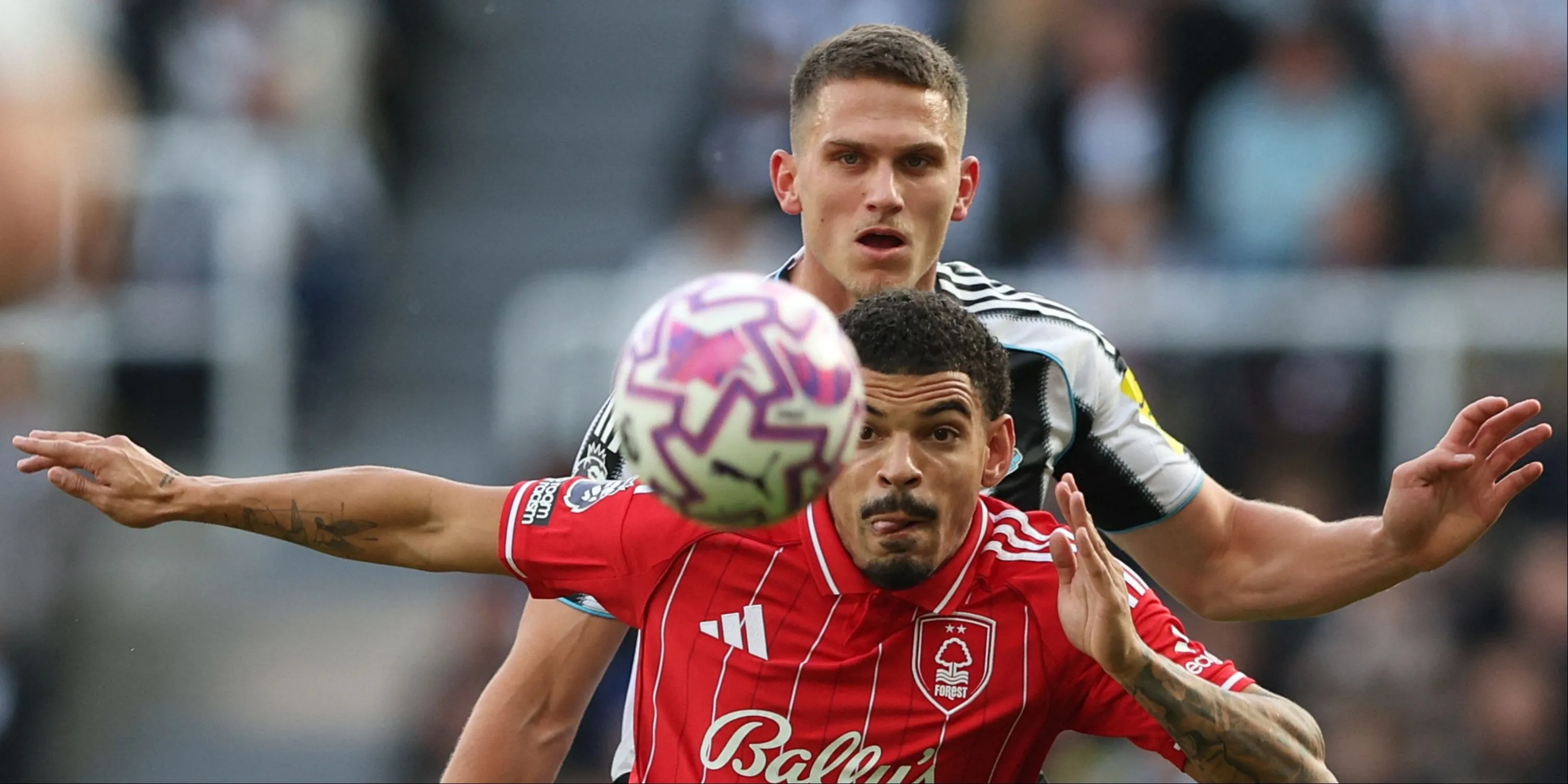 Cầu thủ Botman và Gibbs-White khi chơi cho Nottingham Forest và Newcastle United