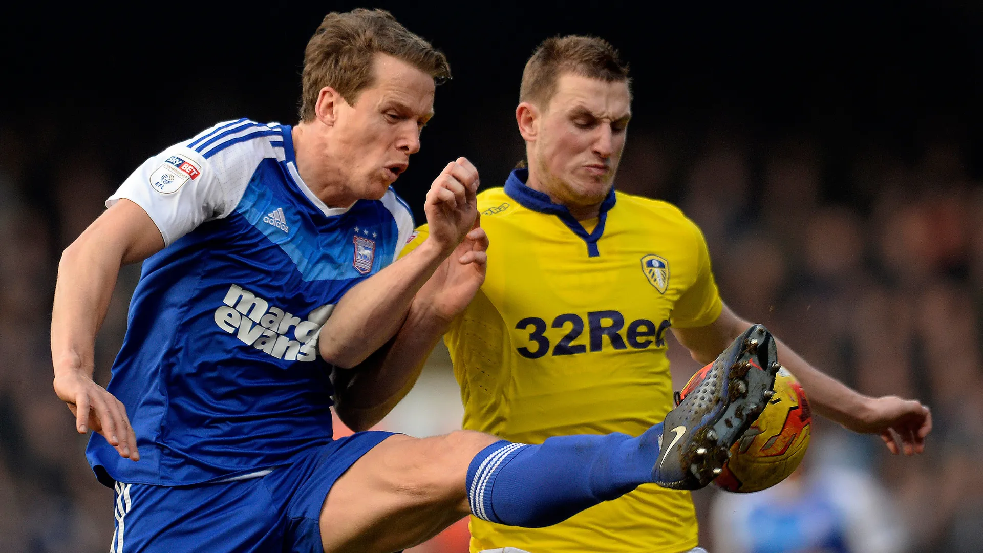 Cầu thủ Christophe Berra trong màu áo Ipswich Town, thể hiện khí chất chiến binh trên sân Portman Road