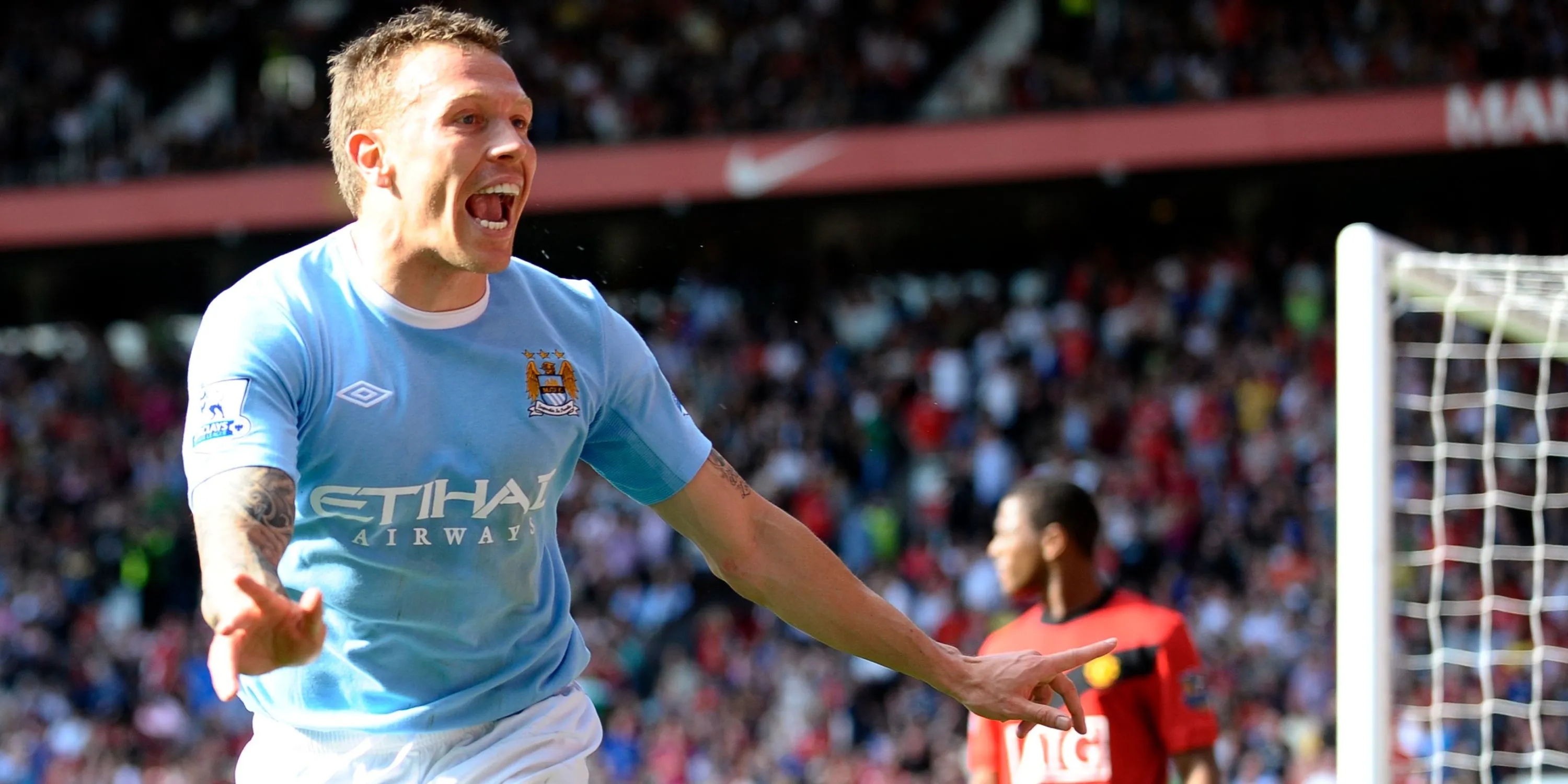 Cầu thủ Craig Bellamy trong màu áo Manchester City tranh tài tại Premier League