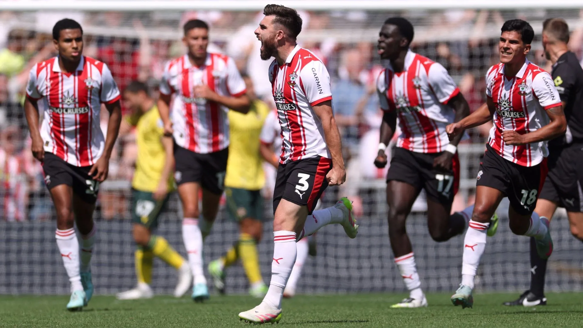 Cầu thủ Southampton ăn mừng bàn thắng đầu tiên trong mùa giải sau những tuần bất thành