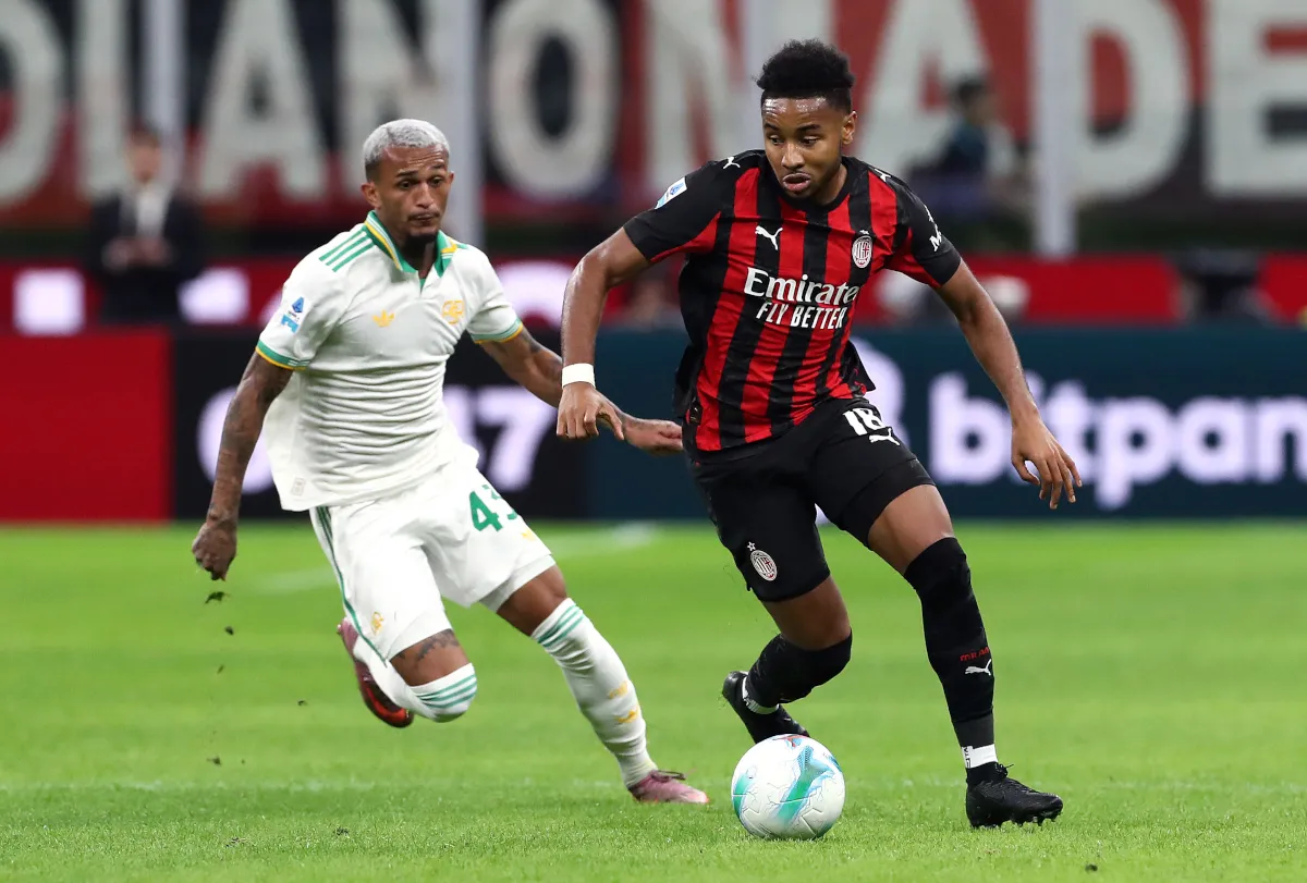 Christopher Nkunku của AC Milan tấn công trong khi Wesley Franca của AS Roma cố ngăn chặn