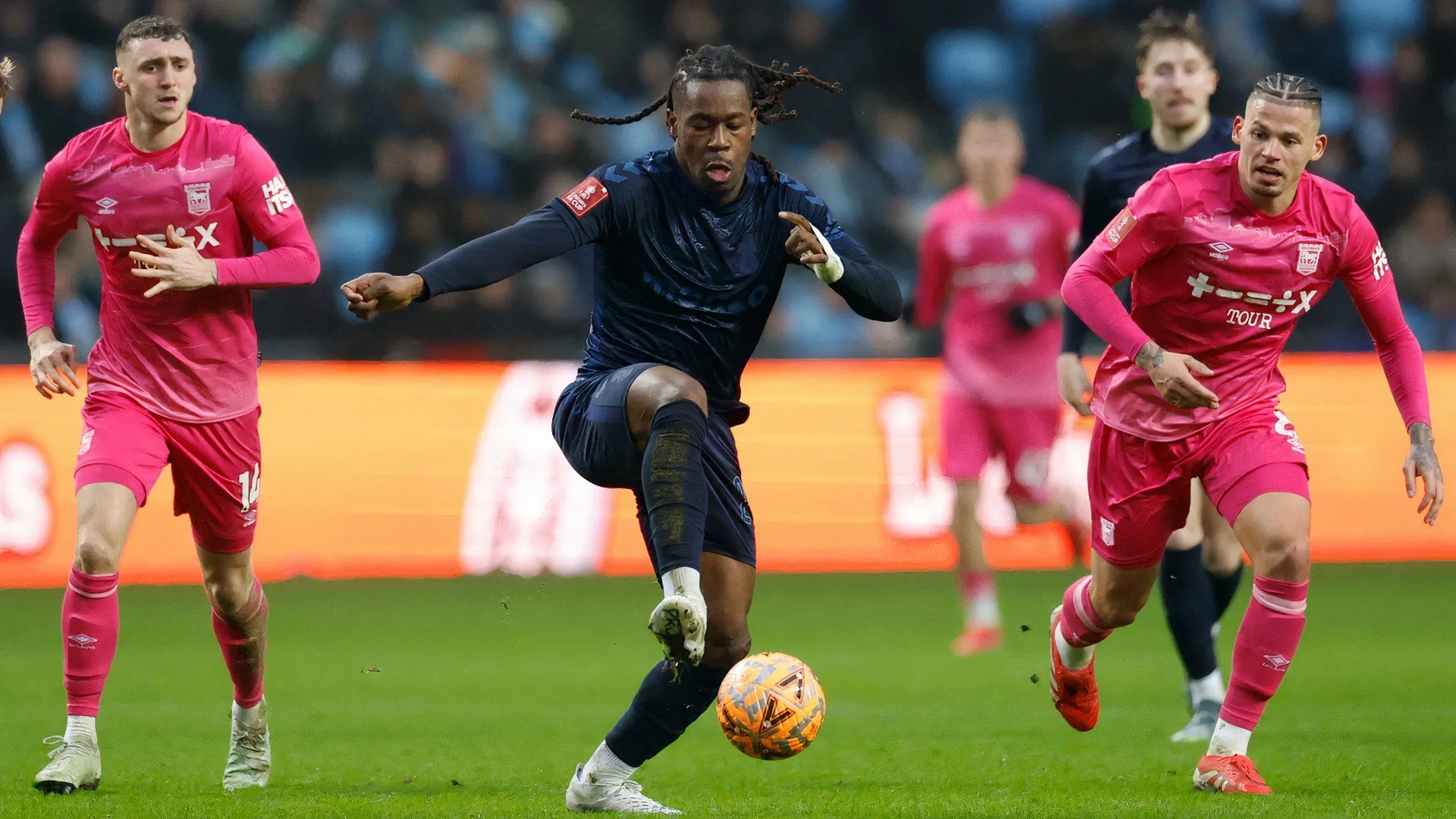 Dàn tiền đạo tài năng của Coventry City tạo sức mạnh trong cuộc đua tranh chức vô địch Championship