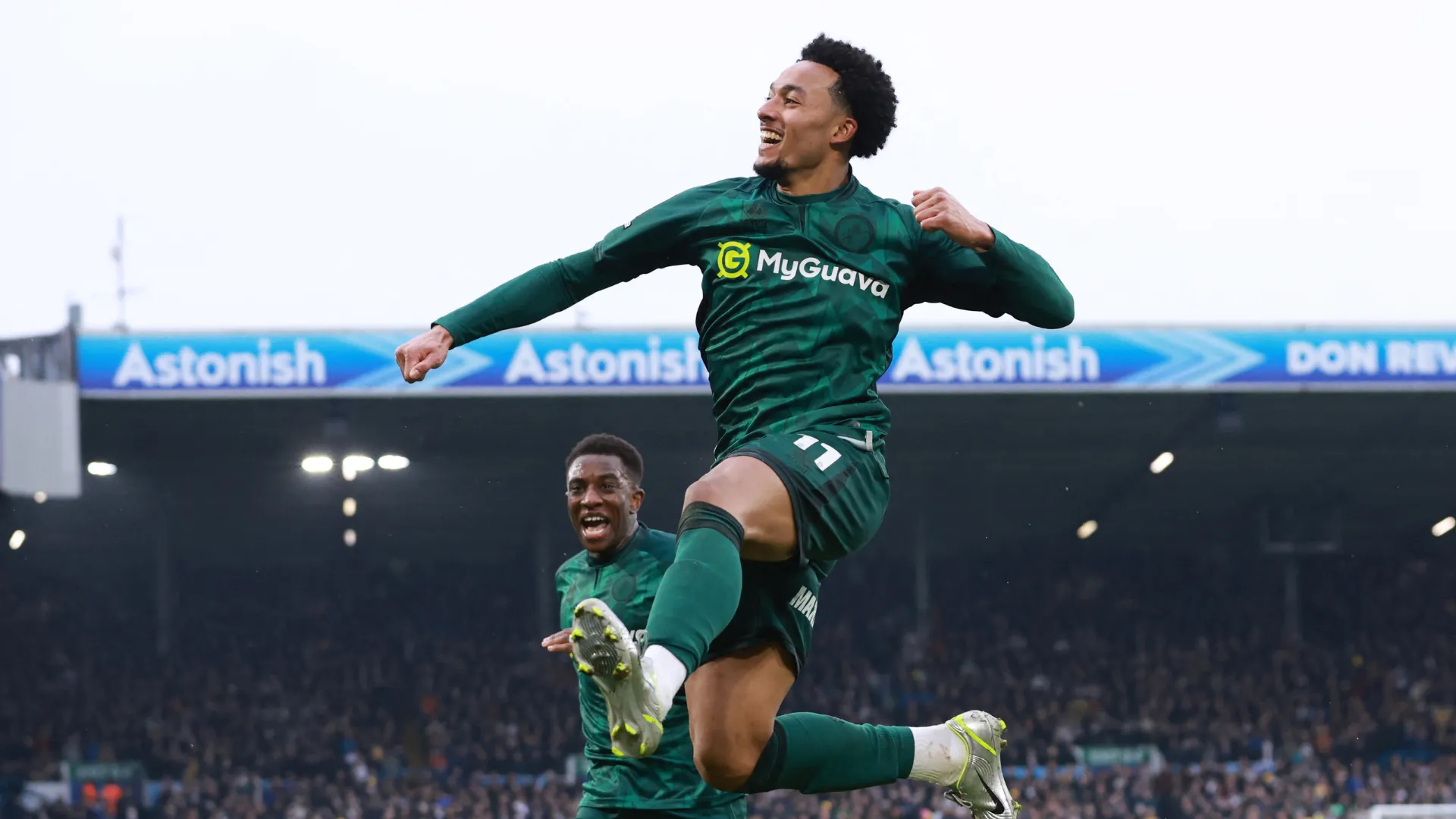 Femi Azeez - tiền đạo tài năng của Millwall đang ghi dấu ấn mạnh mẽ