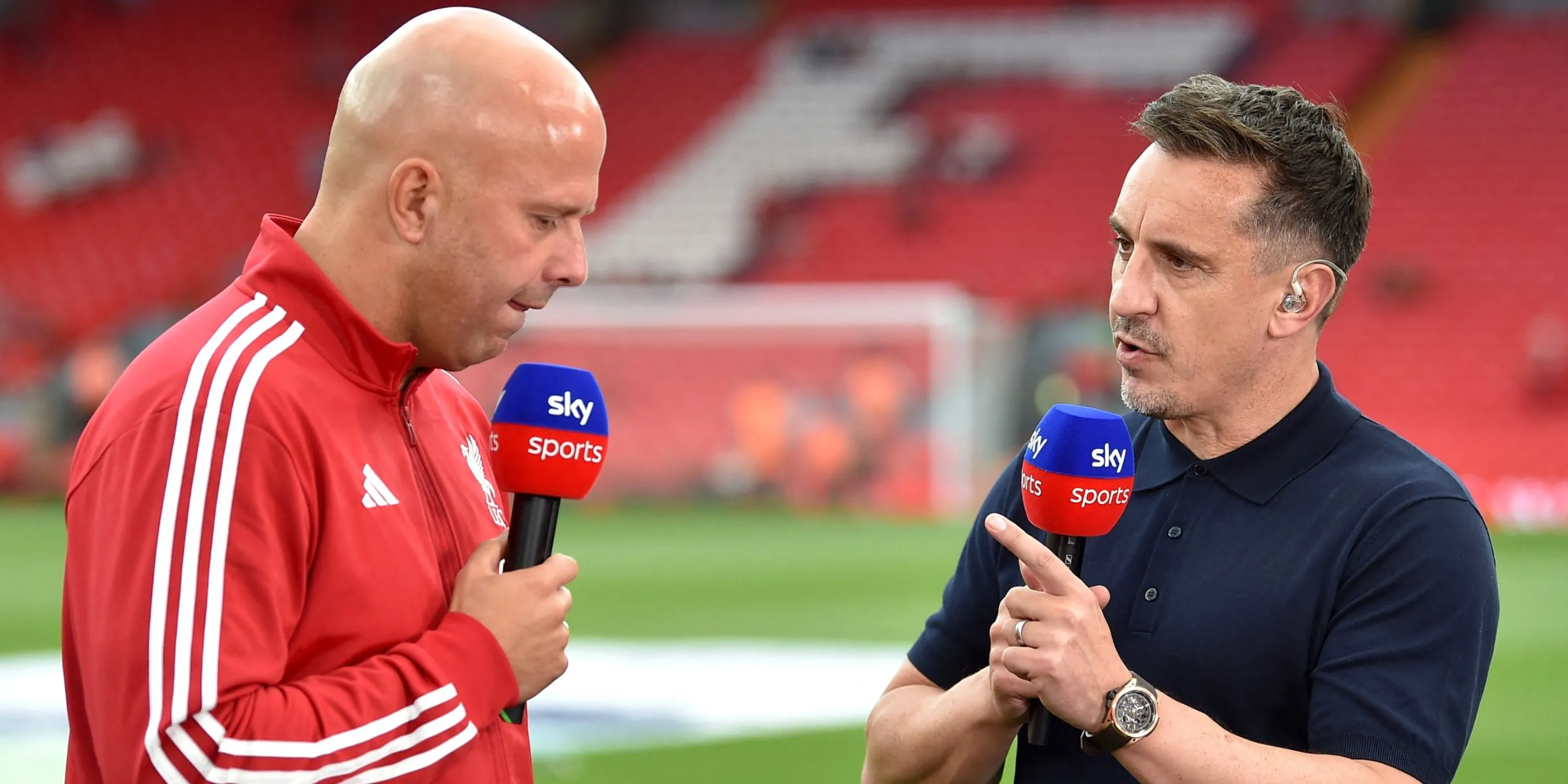 Gary Neville phỏng vấn HLV Liverpool Arne Slot trước trận đấu giữa Liverpool và Bournemouth