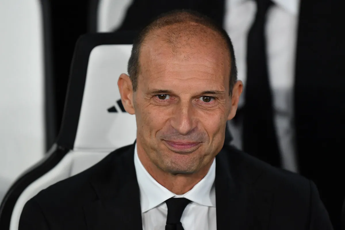 HLV Massimiliano Allegri chỉ huy AC Milan tại sân vận động Allianz