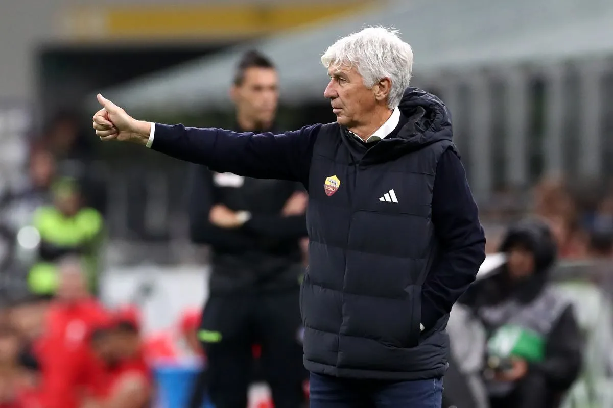 Huấn luyện viên Gian Piero Gasperini của AS Roma ra dấu tay cái trong trận Serie A tại sân Giuseppe Meazza