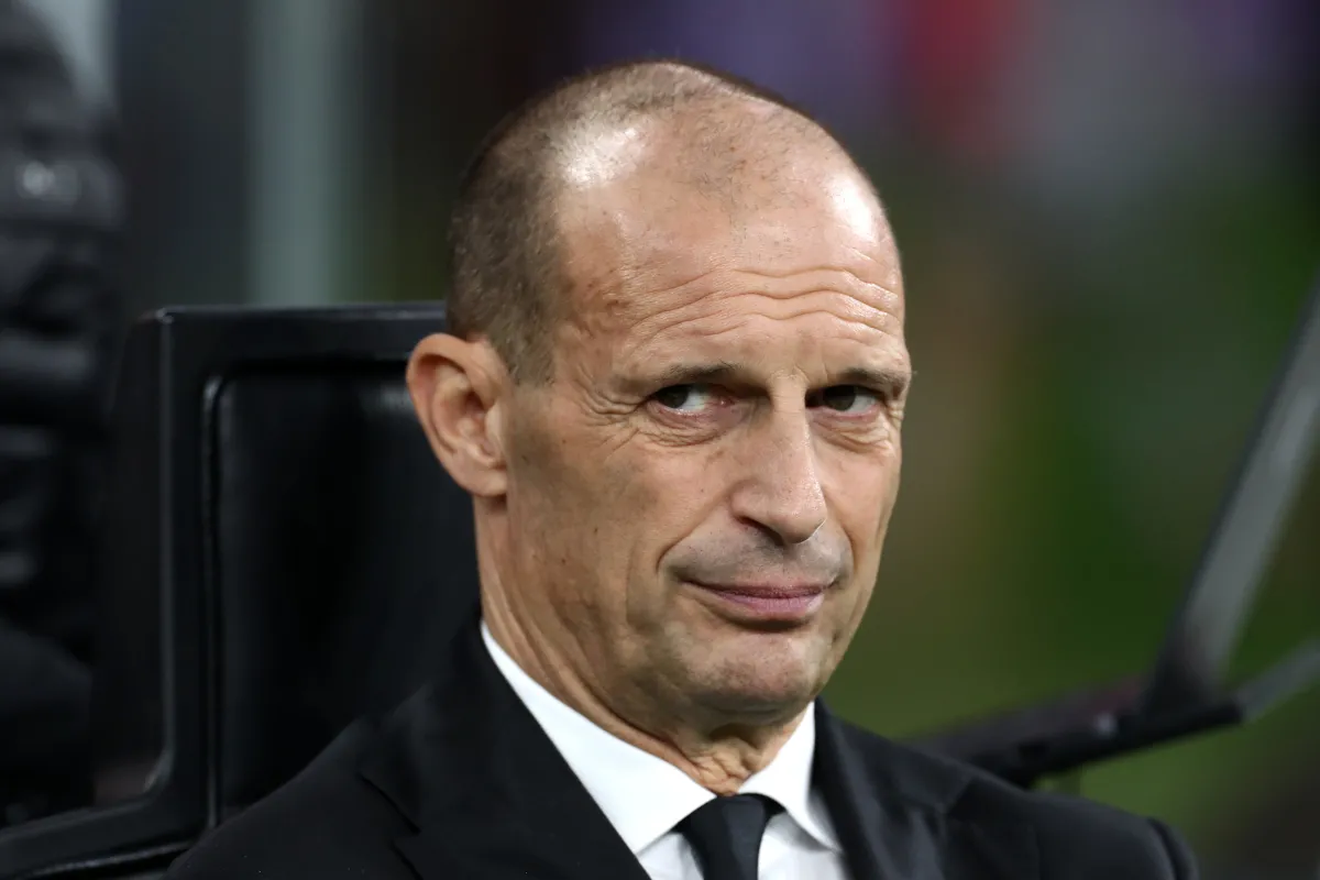 Huấn luyện viên Massimiliano Allegri quan sát trận đấu giữa AC Milan và AS Roma tại sân Giuseppe Meazza ngày 2 tháng 11