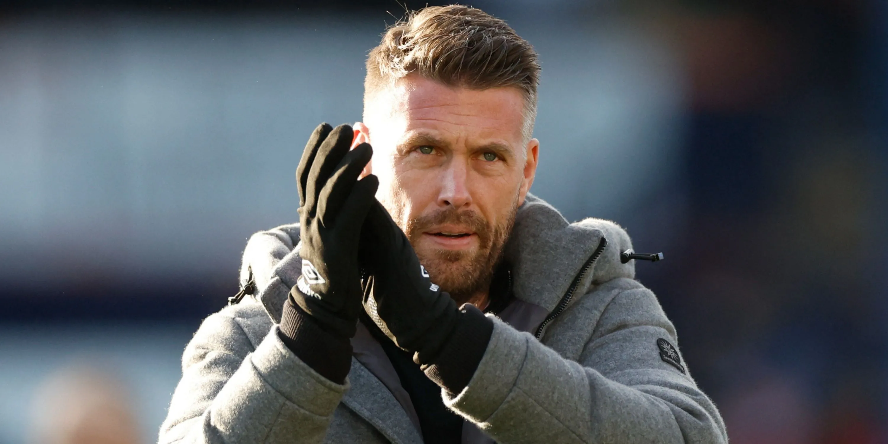 Huấn luyện viên Rob Edwards đang chỉ đạo tuyển thủ Luton Town trong một trận đấu