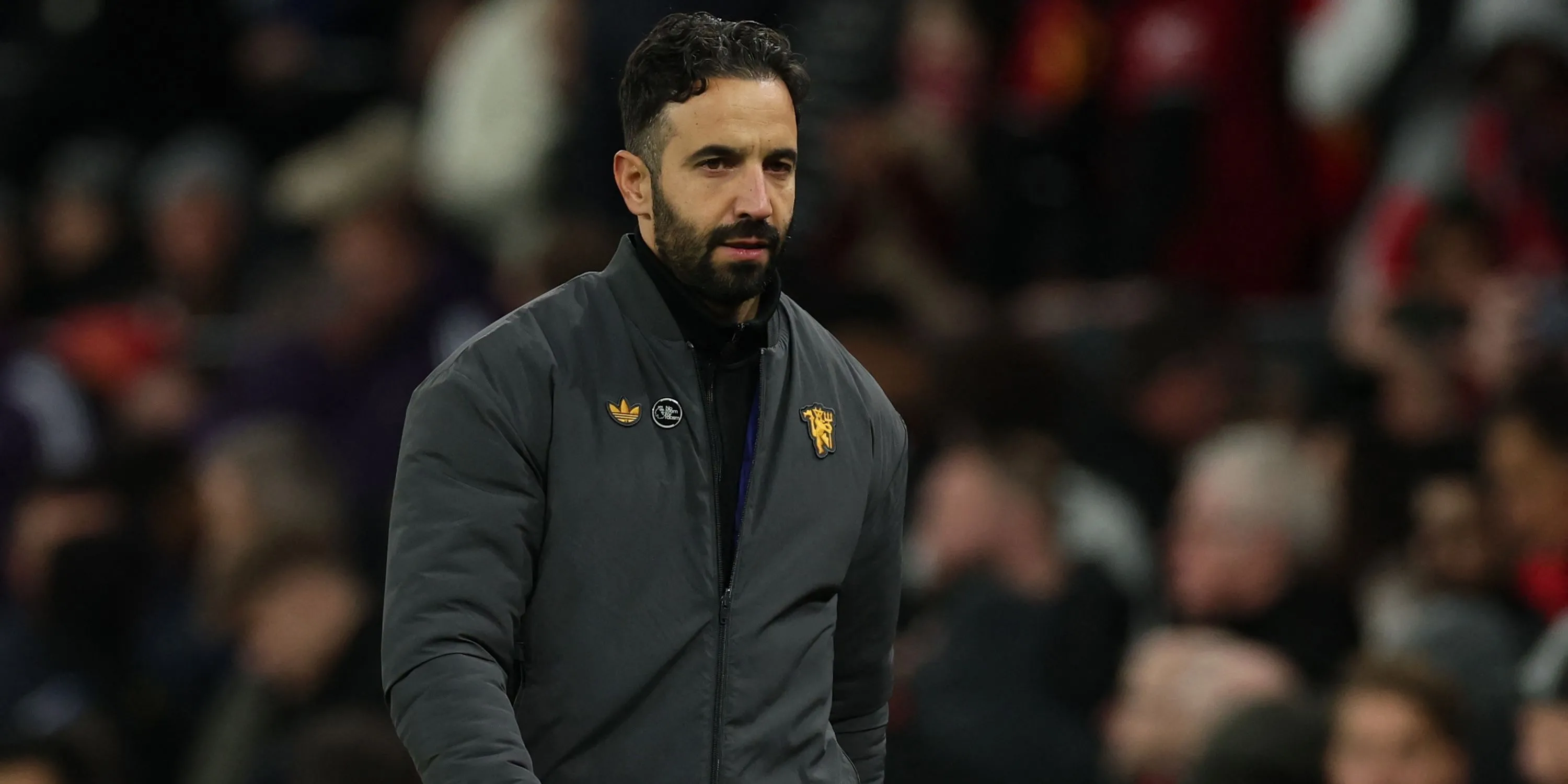 Huấn luyện viên Ruben Amorim của Manchester United rời sân vào giữa hiệp đầu tiên