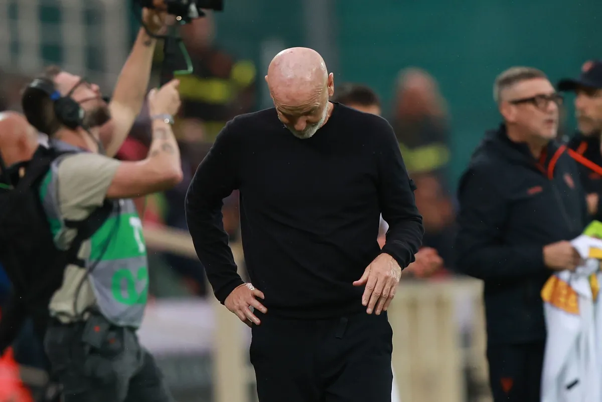 Huấn luyện viên Stefano Pioli của Fiorentina thể hiện sự bất lực trong trận đấu Serie A giữa Fiorentina và Lecce tại Stadio Artemio Franchi, Florence