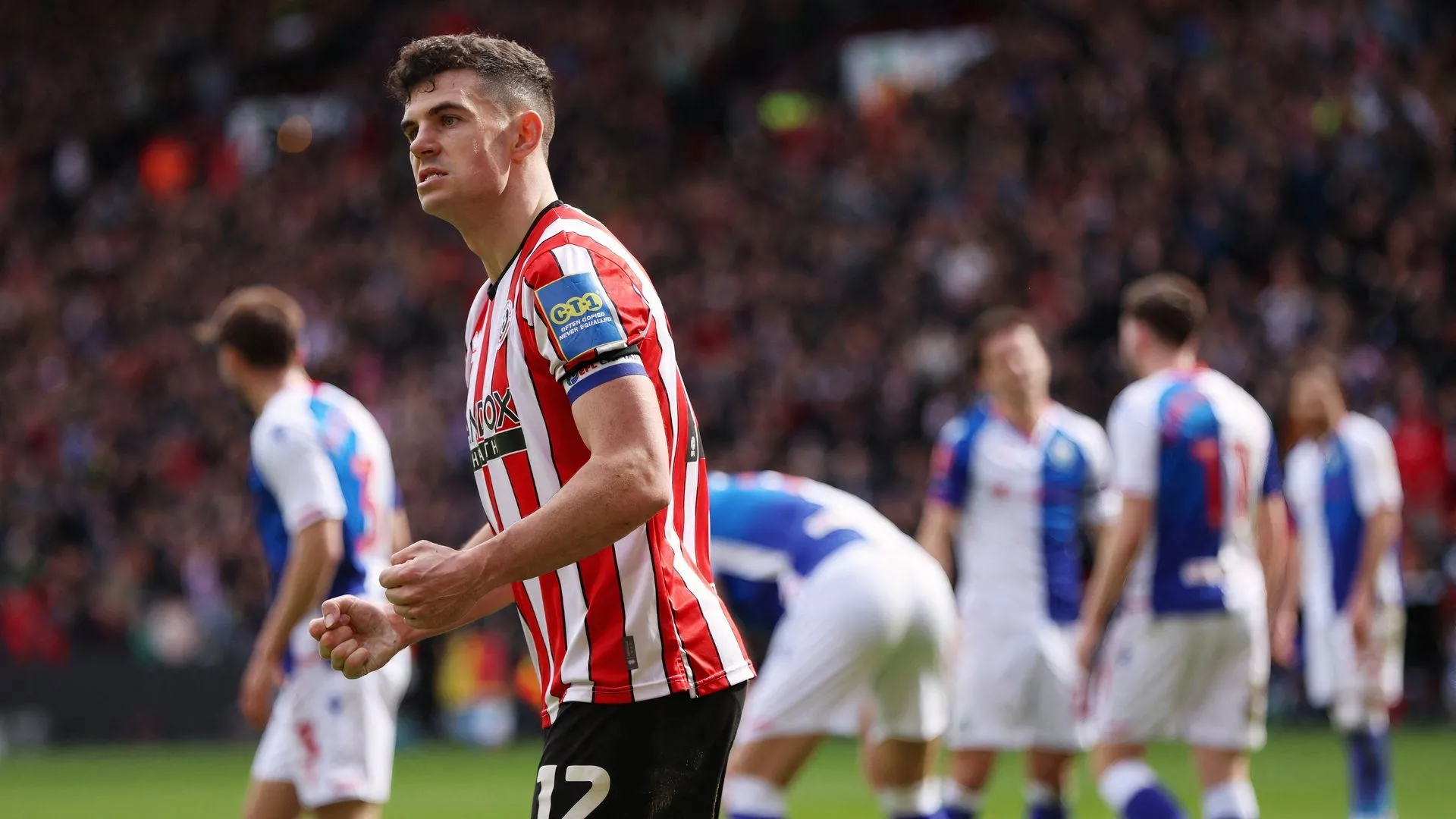 John Egan thi đấu cho Sheffield United, xây dựng nền tảng phòng ngự vững chắc cho các Blade