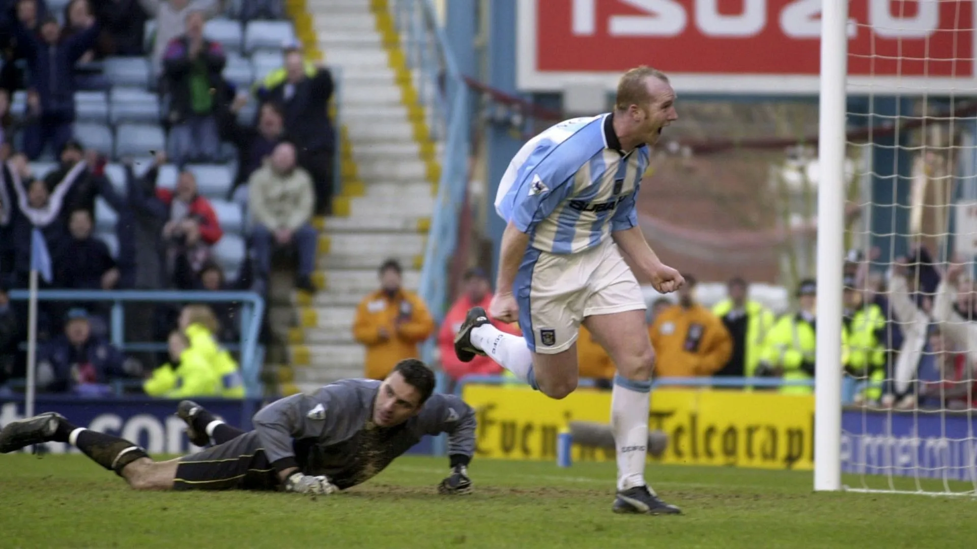 John Hartson tại sân vận động Coventry City, một trong những bản hợp đồng mạo hiểm của CLB