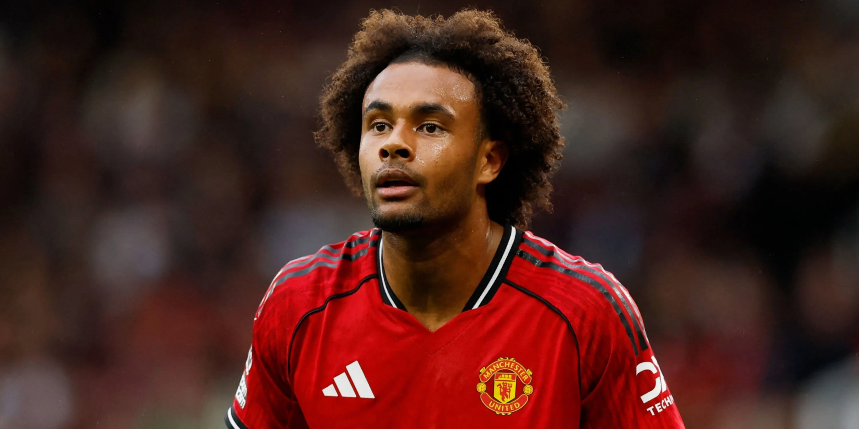 Joshua Zirkzee trong trận đấu cho Manchester United, thể hiện kỹ năng tấn công của tiền đạo trẻ