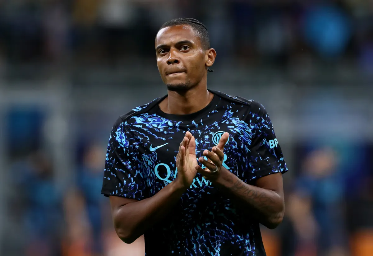 Manuel Akanji chuẩn bị trước trận đấu Serie A giữa Inter và Sassuolo tại sân Giuseppe Meazza
