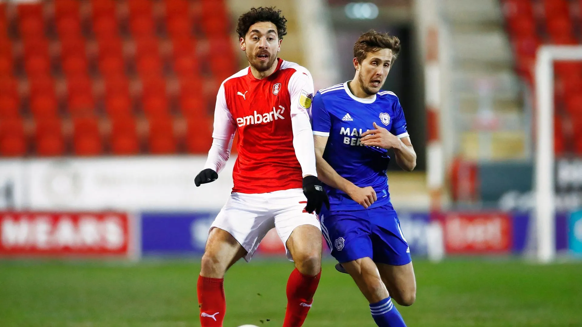 Matt Crooks trong màu áo Rotherham United, thể hiện sự kỷ luật và quyết tâm trên sân cỏ