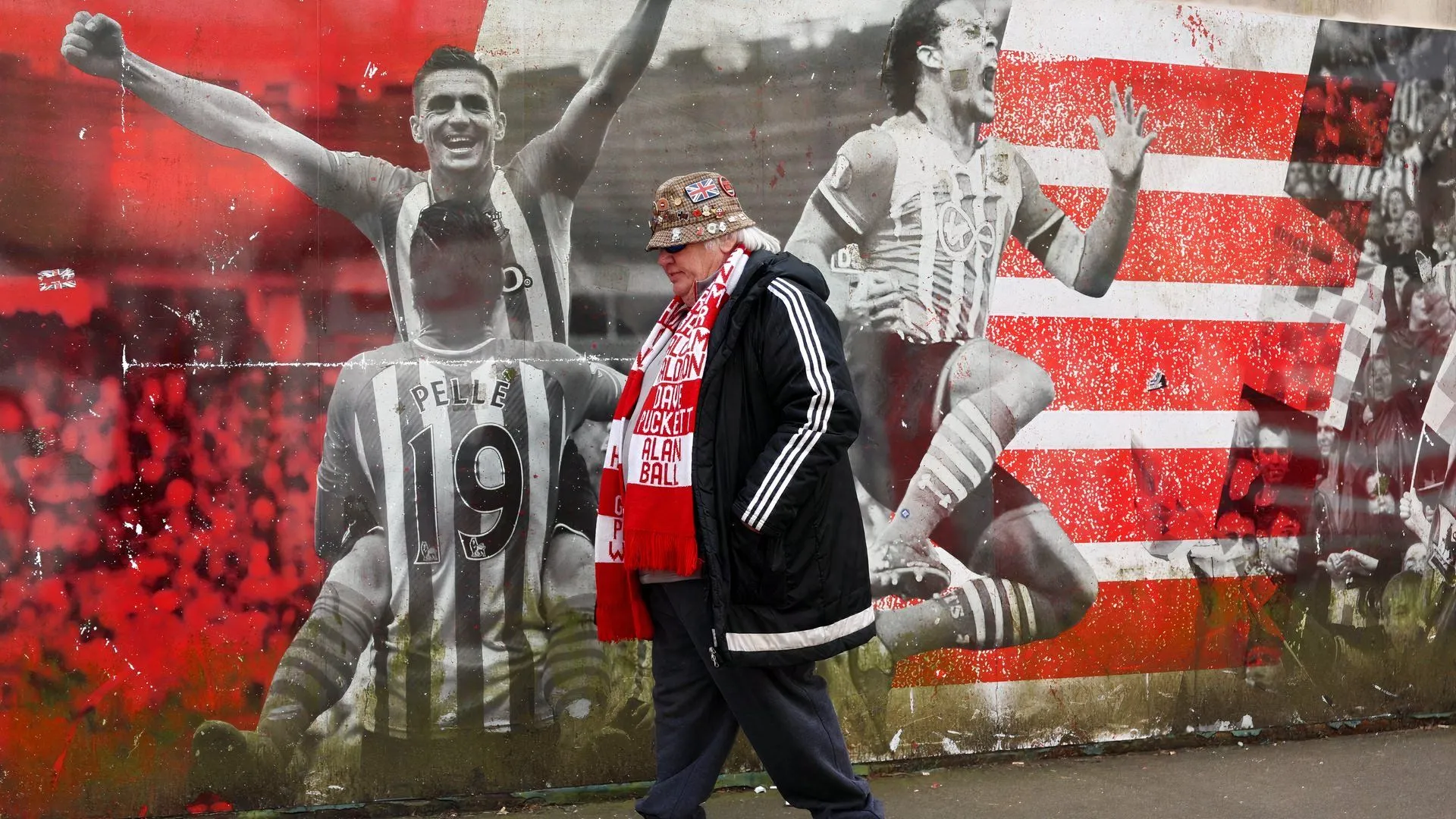 NHDKs Southampton bên ngoài sân St Mary's biểu tỏ sự thất vọng khi đội nhà bắt đầu hành trình xuống dốc