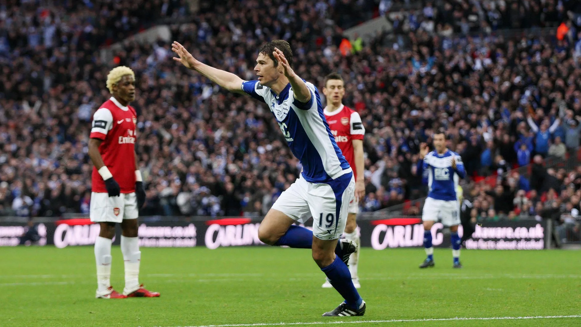 Nikola Zigic ghi bàn ở chung kết Carling Cup cho Birmingham City