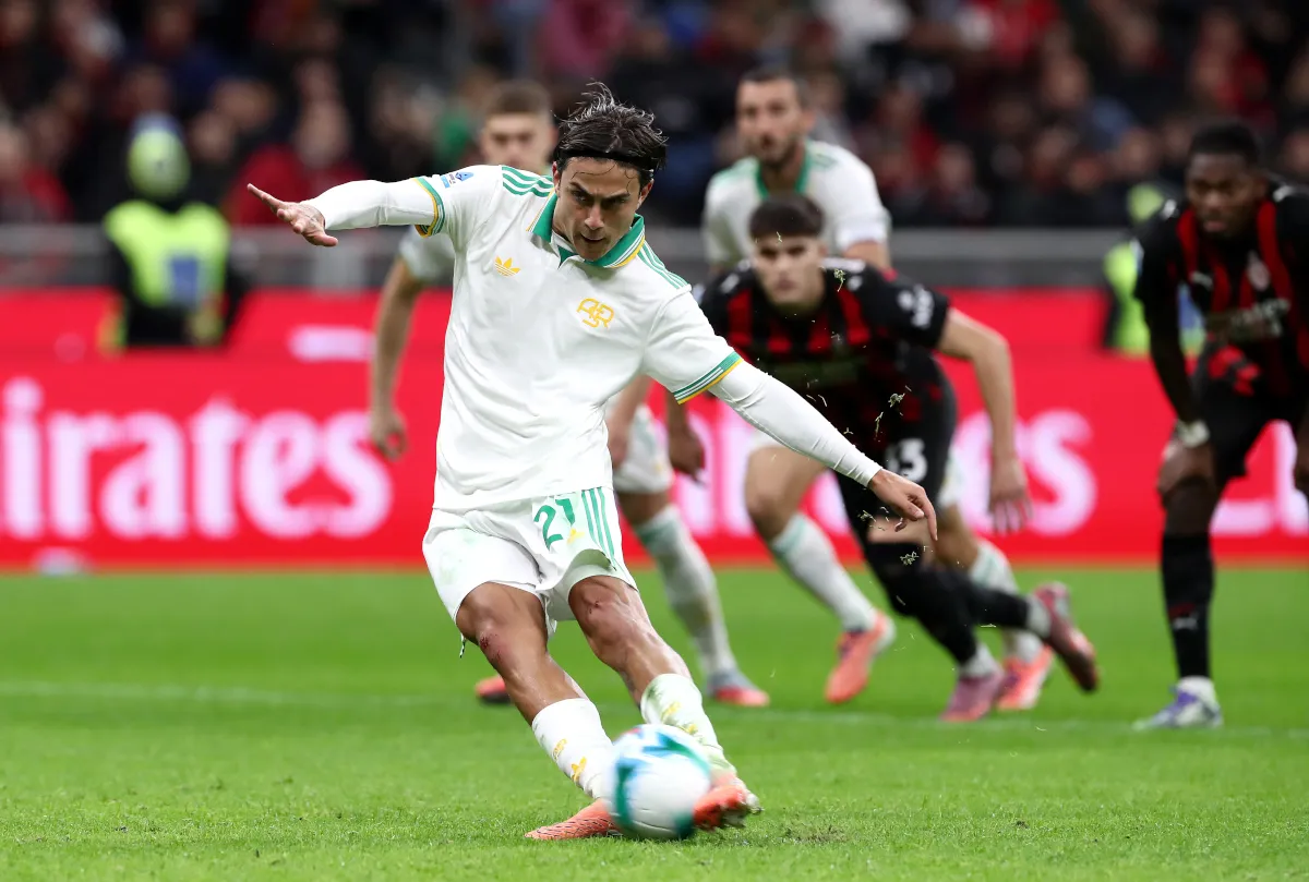 Paulo Dybala thực hiện quả đá phạt từ chấm 11 mét, nhưng bị thủ môn Mike Maignan cứu thua