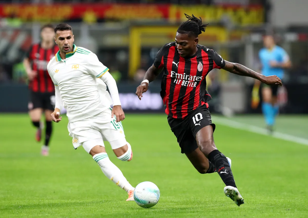 Rafael Leao của AC Milan cần cù chiến đấu với Zeki Celik của AS Roma tại sân Giuseppe Meazza