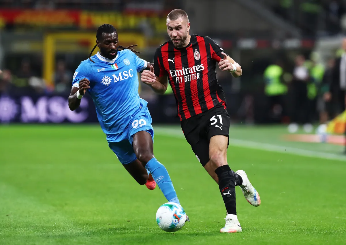 Strahinja Pavlovic của AC Milan bị Frank Anguissa của Napoli cầm chặt trong trận đấu Serie A ngày 28 tháng 9 năm 2025