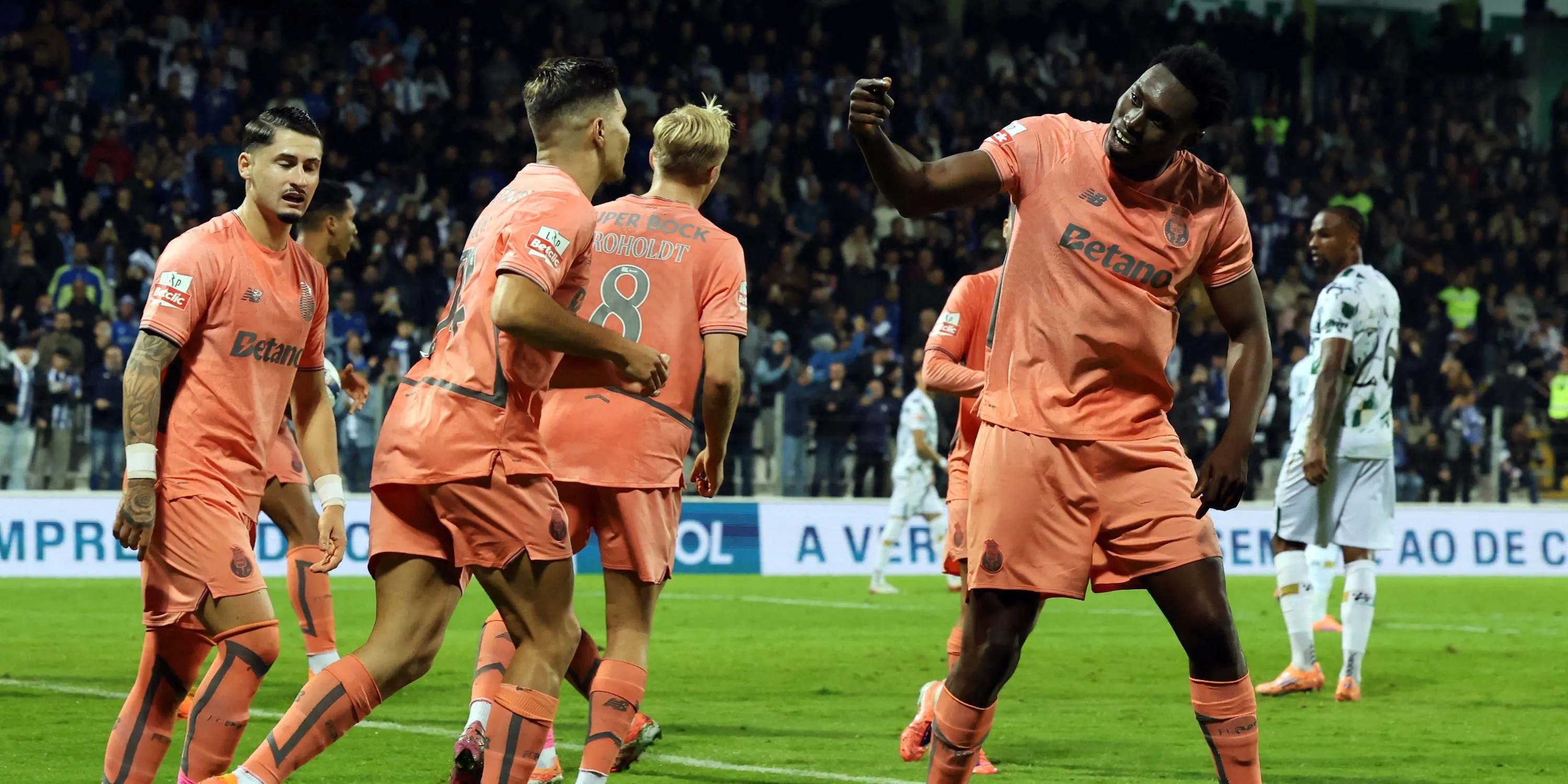 Tiền đạo FC Porto Samu Aghehowa là mục tiêu hàng đầu của Chelsea trong kỳ chuyển nhượng tháng Một