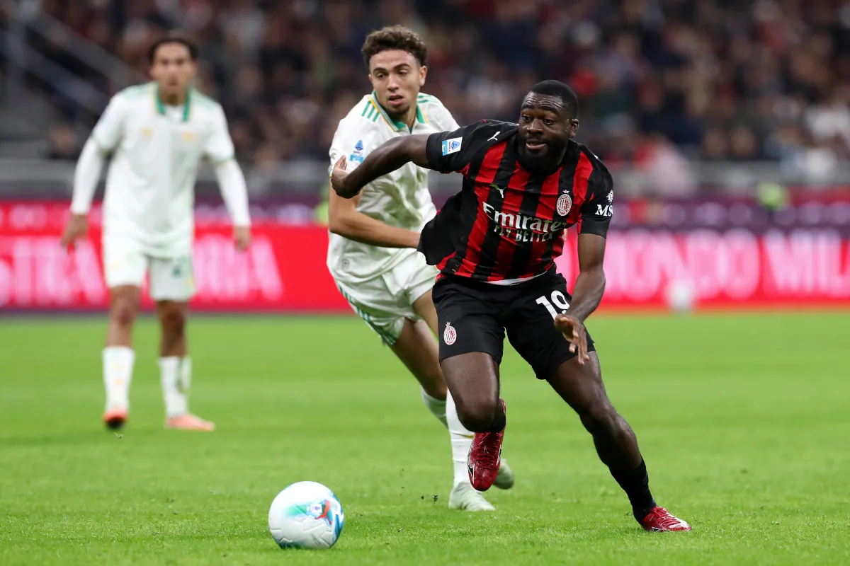 Youssouf Fofana của AC Milan dẫn bóng dưới sức ép từ Neil El Aynaoui của AS Roma tại sân San Siro